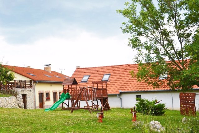 Ubytovanie s bazénom Podhájska 2